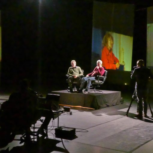 Studiogäste vor Projektionen