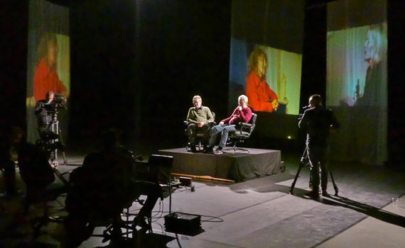 Studiogäste vor Projektionen