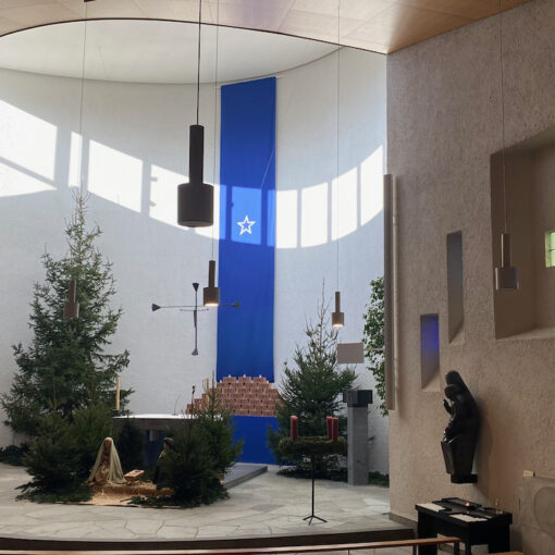 Blick auf den Chorraum Kirche Bruder Klaus Birsfelden