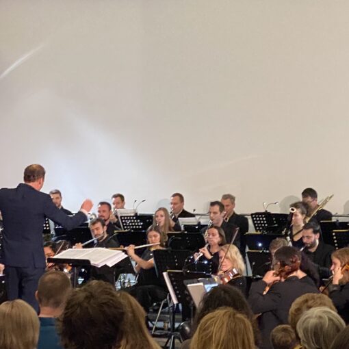Orchester spielt, links ein Dirigent