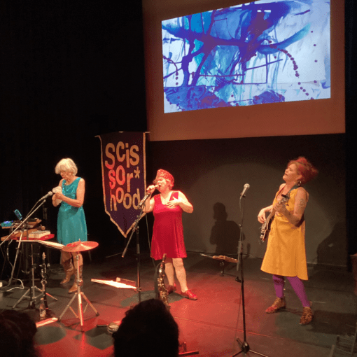 Les Reines Prochaines spielen auf der Bühne vom Theatro Palazzo Liestal