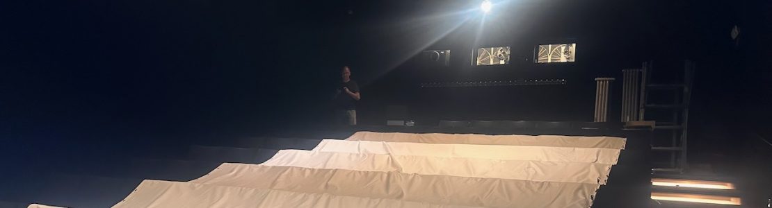 die alte Leinwand ausgebreitet über die Kinosessel