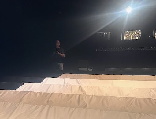 die alte Leinwand ausgebreitet über die Kinosessel