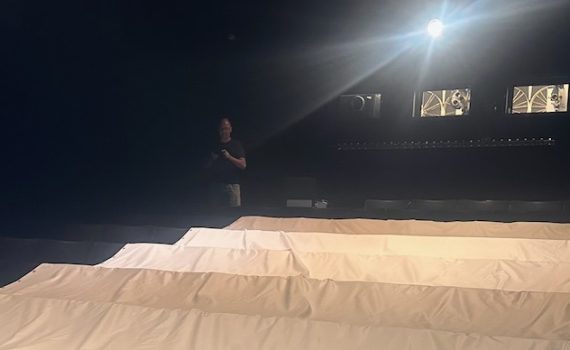 die alte Leinwand ausgebreitet über die Kinosessel